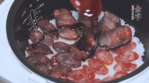 關上蓋子繼續燜煮20分鐘淋上醬汁。