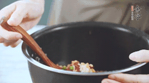 揭開鍋蓋，放上青菜，荷包蛋，就可以吃了。