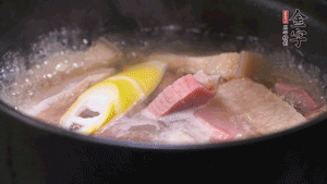 火肉、豬肉加料酒、清水大火煮開(kāi)后，加入春筍小火慢燉40分鐘，出鍋前撒蔥花即可。