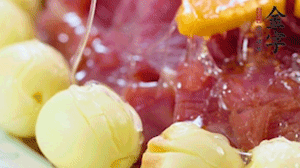 出鍋前10分鐘淋上蜂蜜，倒扣出來撒上桂花，擺上胡蘿卜裝飾即可。