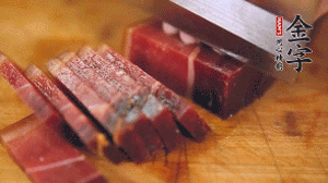 金字火腿溫水浸泡30分鐘，切成小塊。