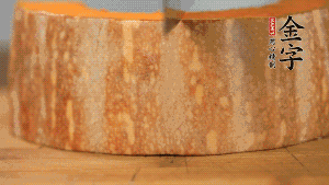 南瓜去皮洗凈后，切成規則的長方形。