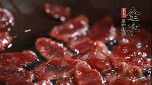 鍋中油7成熱時，香腸片翻炒均勻，然后依順序加胡蘿卜絲、小青菜、面條。