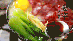 小火繼續燜，聞到米飯焦香關火繼續燜2分鐘。（微微的火力讓米飯和香腸融為一體，滋味互相滲透，又不至于讓米飯成熟太快而導致煳底。）