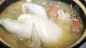 煮沸時加入蟲草花、香菇、紅棗，以料酒調(diào)味繼續(xù)小火燉煮1小時左右。