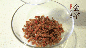 【月餅餡】2．火腿丁、白砂糖、蜂蜜攪拌腌漬2小時。