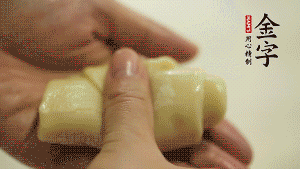 【包月餅】1．面劑兩頭向中間捏緊， 把光滑一面向下，按扁后搟成圓形面皮。餡料放在面皮中心，把餡料包緊，捏緊收口。