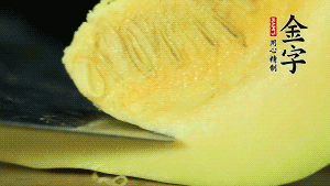 胡蘿卜切滾刀塊，小南瓜取一半去籽去皮切塊備用。