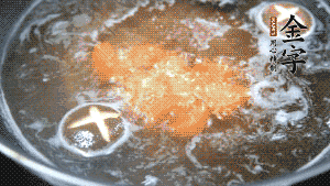 將烏冬面放入調好味的面湯中一起煮熟。（選擇烏冬面的原因，第一是因為菜鳥也能很好地做出成品，而不用擔心會糊鍋或者黏在一起；第二是因為白色的面條，在夏天看起來更有食欲。）