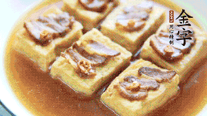 裝盤時，撒上蔥花裝飾。