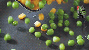 鍋7成熱時，下豌豆、玉米翻炒，再依次放醬肉、洋蔥碎、木耳碎。