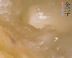 沸騰后撈出蔥結(jié)，小火燉45分鐘，加山藥再燉15分鐘。