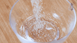 制作醬汁：1湯匙蠔油、1湯匙涼開(kāi)水、2湯匙生抽、1/2湯匙白砂糖、少許辣椒圈。