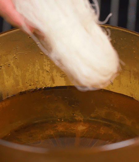 咸肉剁成咸肉糜，加入蔥姜末、香油攪拌均勻。