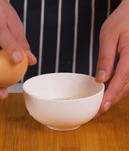 起鍋熱油，蛋液煎成雞蛋碎。金字淡咸肉切成絲。