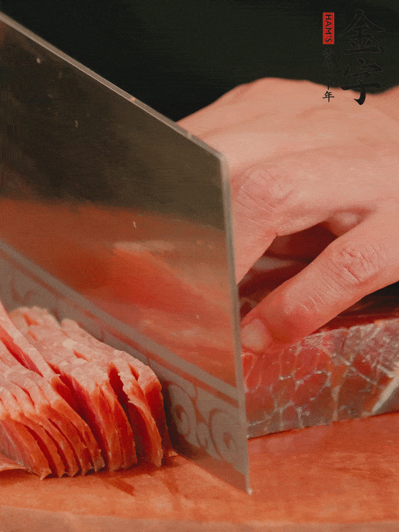 新鮮雞腿用刀在表面劃幾刀。金字火腿切薄片備用。