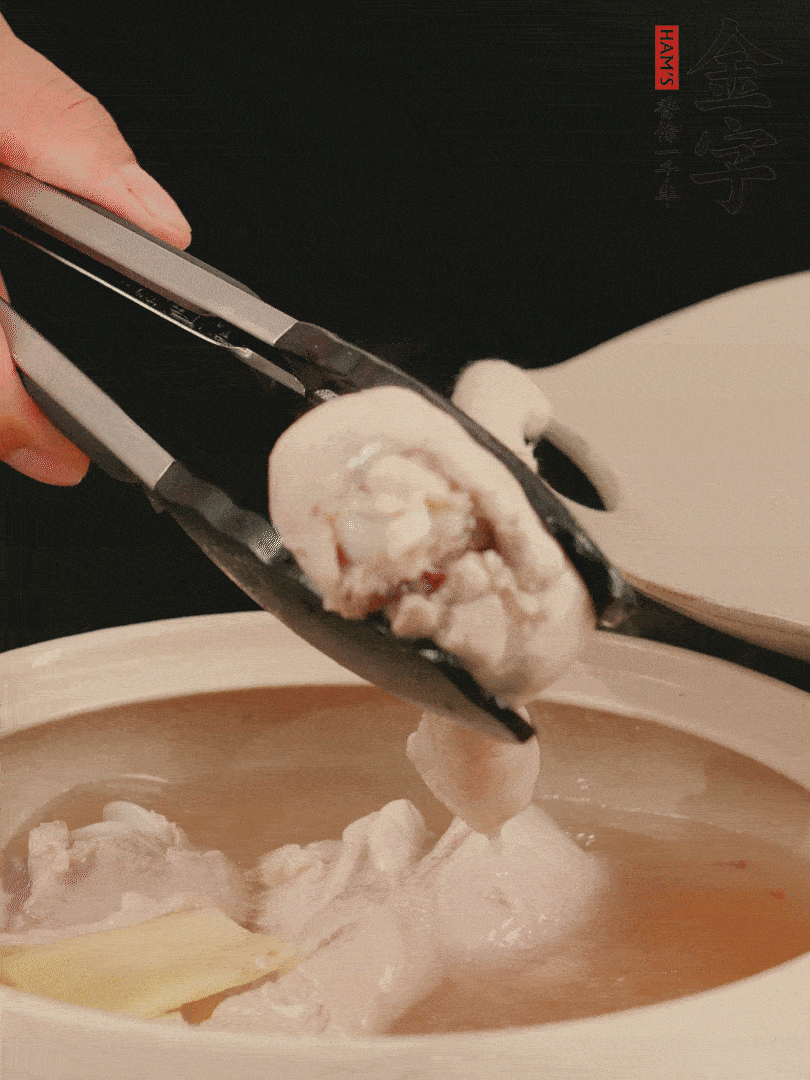 雞腿放入砂鍋，加姜片、料酒、清水，中火燉煮20分鐘撈出。