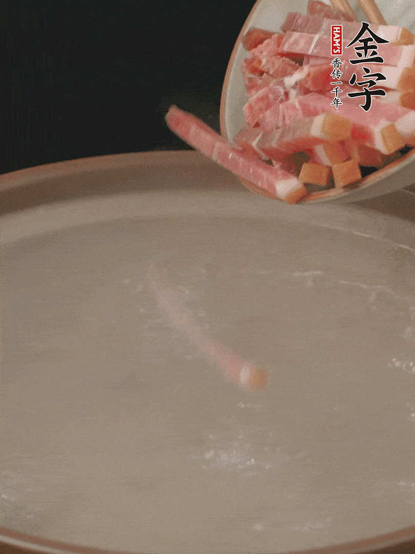 金字火腿切絲，熱水下鍋，放火腿燉煮15分鐘。