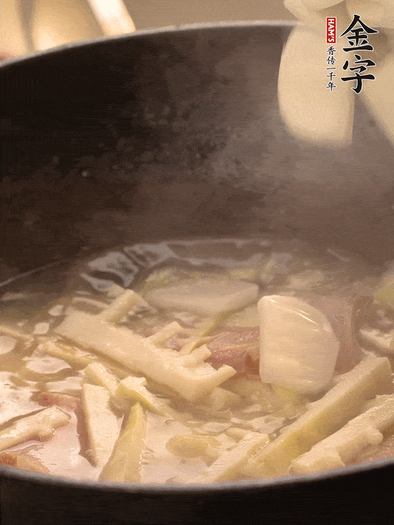 加一點(diǎn)開(kāi)水后，放年糕燜2分鐘至軟。