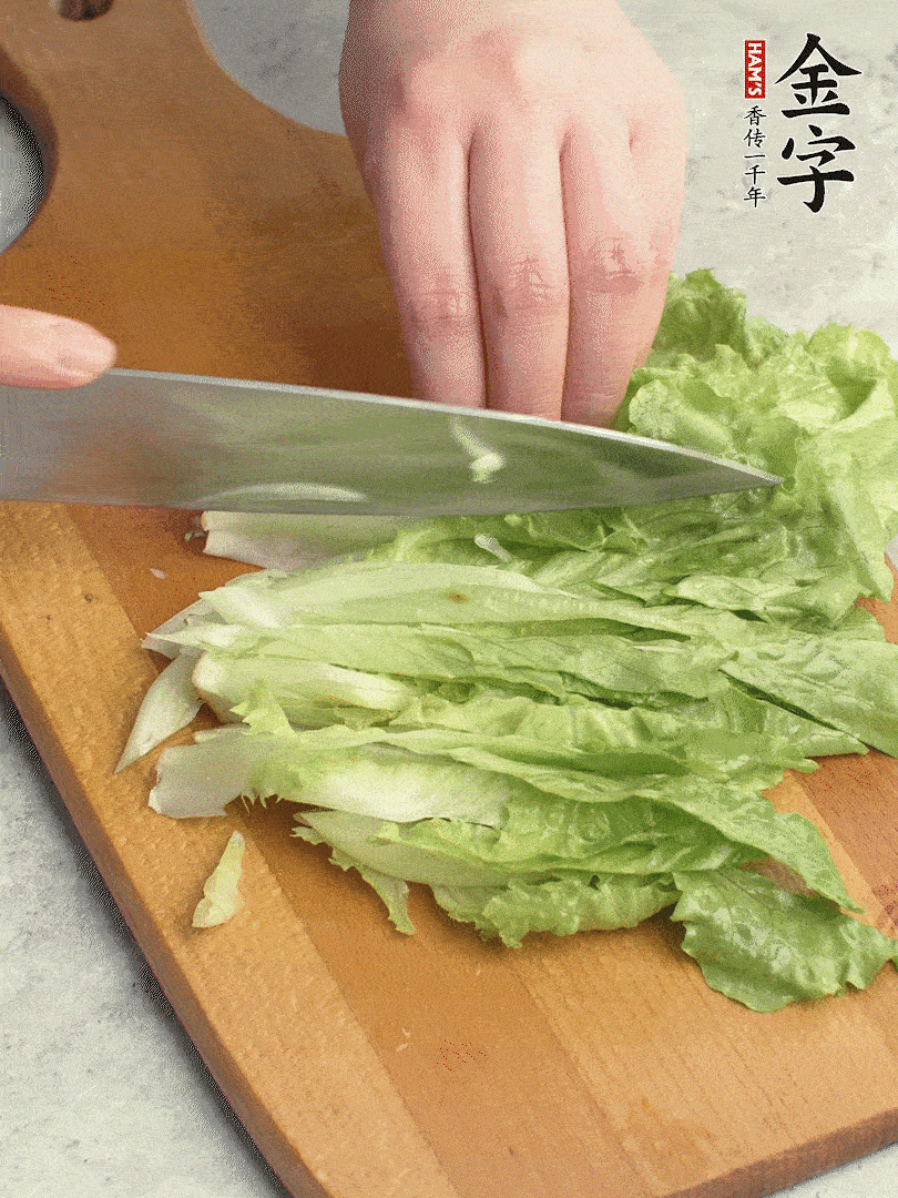 胡蘿卜、生菜、黃瓜切絲。