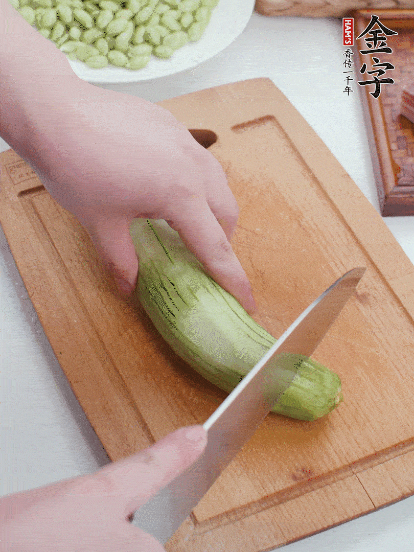 絲瓜去掉外皮，去掉兩端，切成滾刀塊。