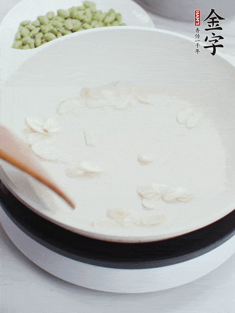 金字淡咸肉煮15分鐘，撈出切片。油5成熱時，蒜末、咸肉爆香。