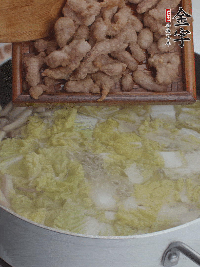 水開(kāi)后煮10分鐘，下娃娃菜、小酥肉煮3分鐘。