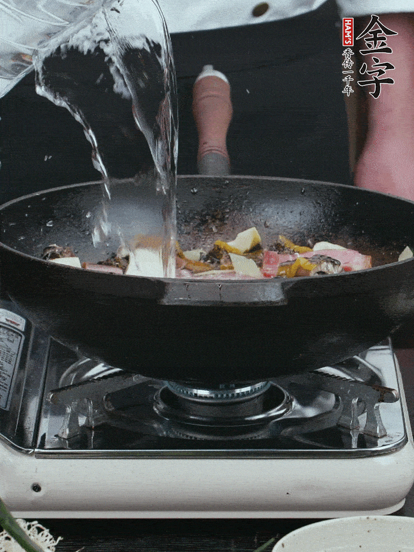 加適量黃酒，倒清水沒過。