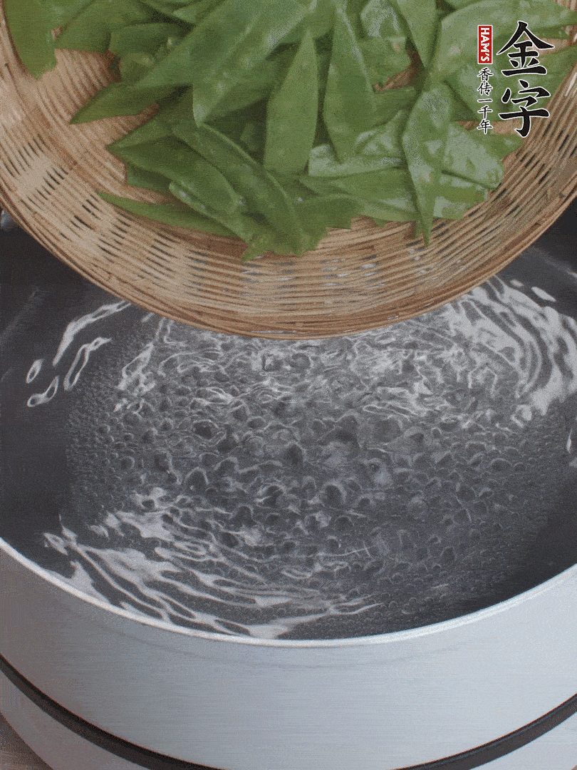 甜豆莢撕掉老筋，斜切兩半，焯水1分鐘。