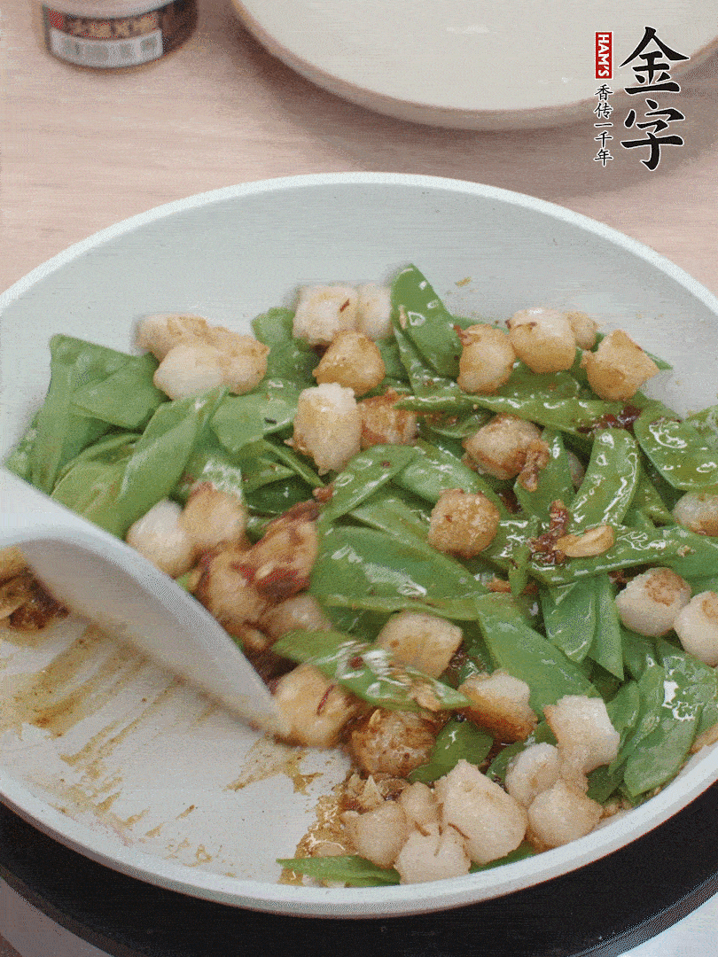 下甜豆莢、鮮貝輕輕翻炒均勻。