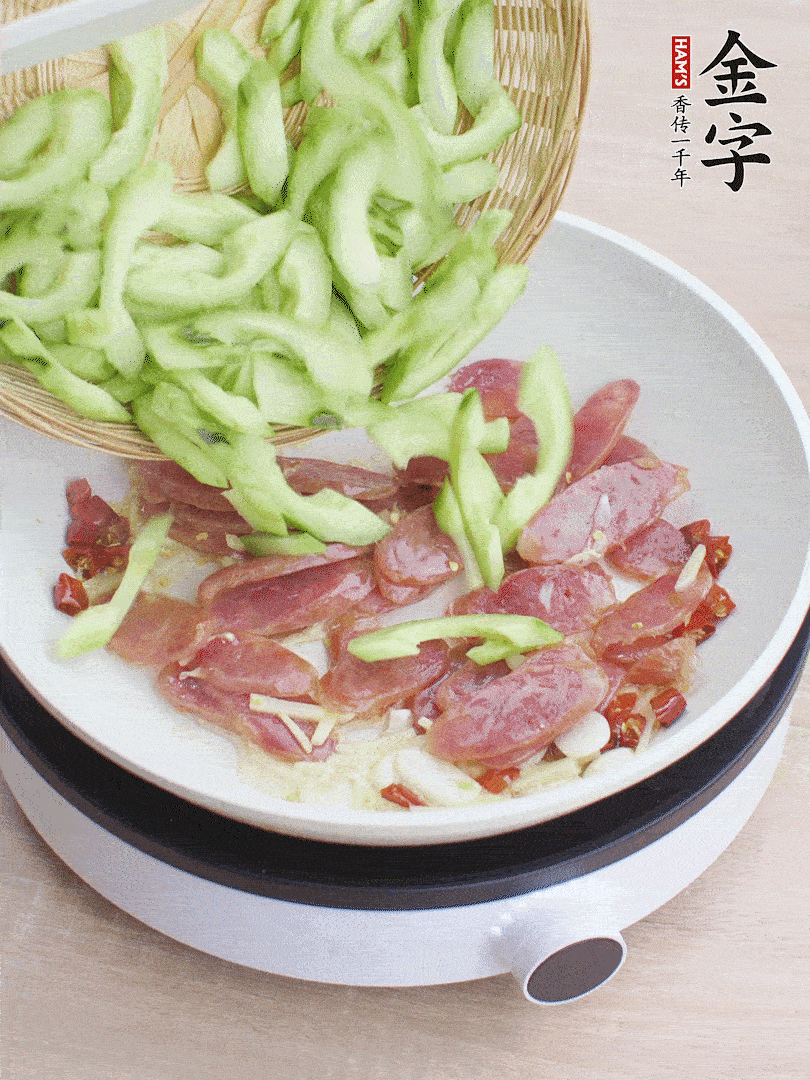 下香腸煸出油脂，放黃瓜翻炒。