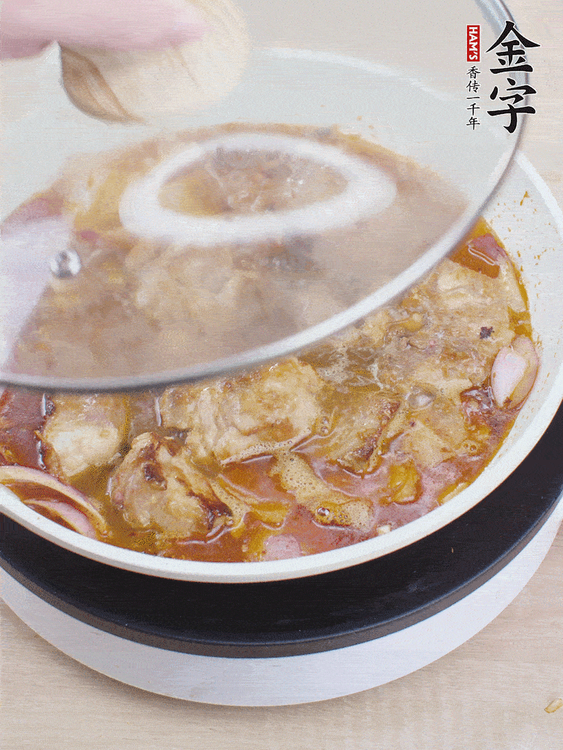 下小排翻炒，加1勺生抽、1點(diǎn)白砂糖和少許水燜2分鐘。