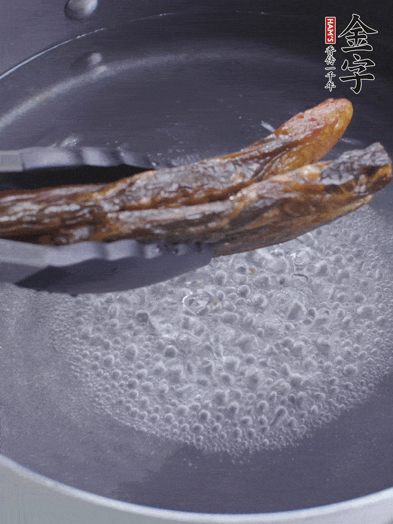 金字醬油肉水煮15分鐘，切薄片。