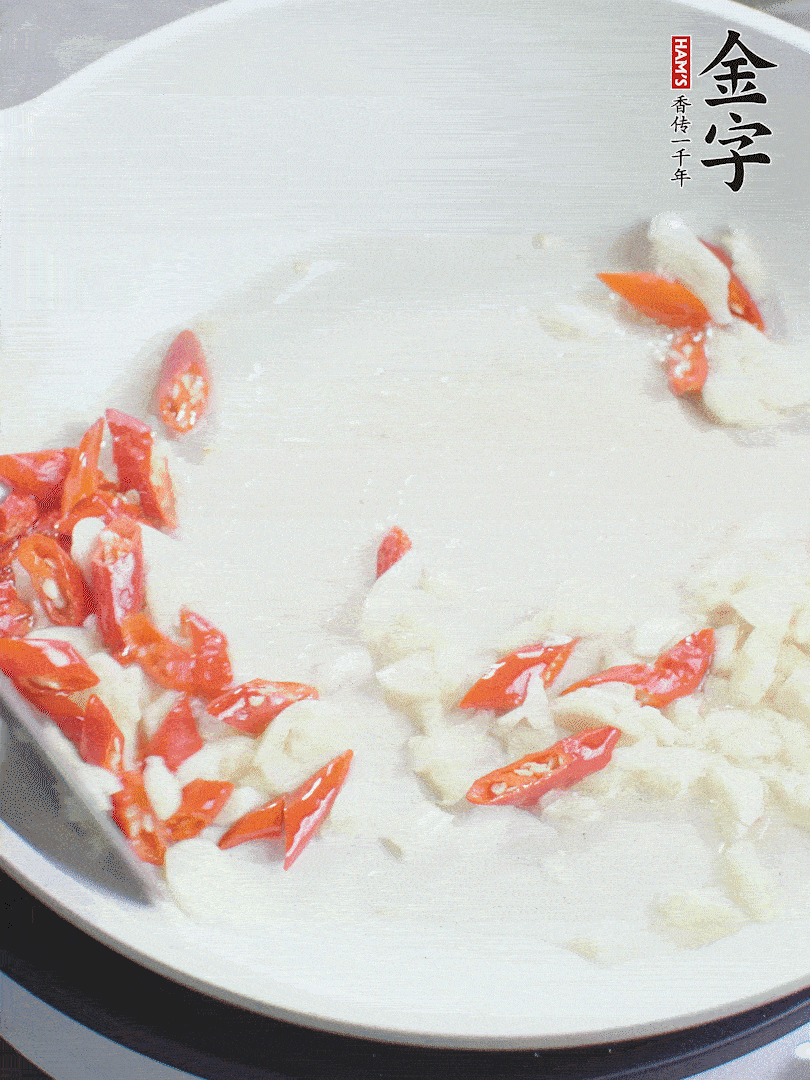 冷鍋熱油，下辣椒、大蒜煸香。