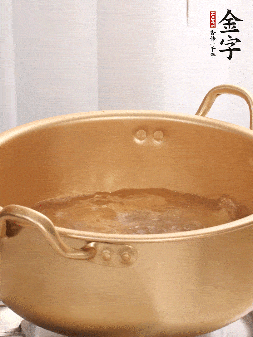 排骨加姜片、料酒，冷水下鍋焯水，撇去浮沫。