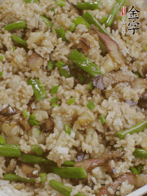 淋一點(diǎn)生抽、蠔油，撒蔥花。