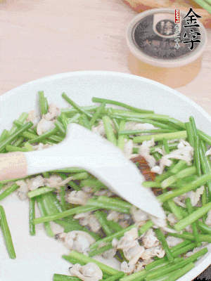 再下花蛤肉、1勺金字火腿干貝醬翻炒攪勻。