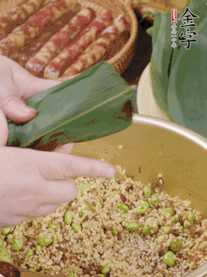 粽葉往下折，完全蓋住，兩側(cè)捏緊。