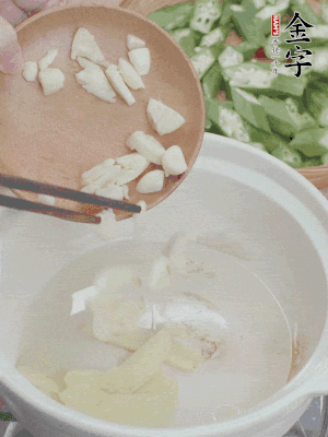 砂煲熱油，姜蒜、辣椒煸香。