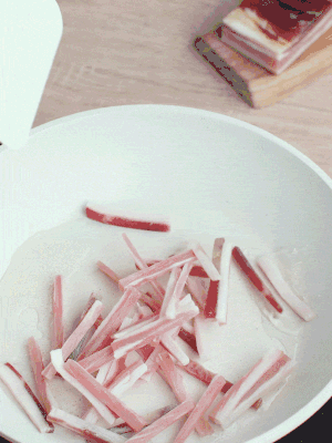 熱鍋涼油，下咸肉絲煸至出油。