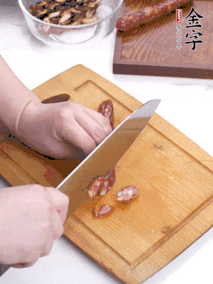 干香菇泡發切片，金字香腸切片，春筍切大粒。