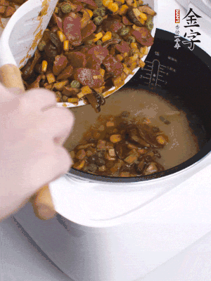 鋪在洗好的大米上，加清水，與食材持平。