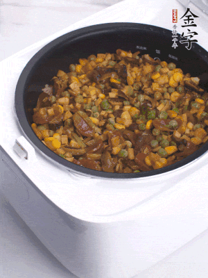 電飯煲按煮飯鍵，出鍋撒蔥花。