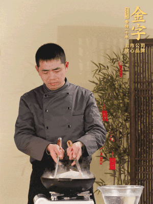 整只土雞冷水下鍋，加蔥姜、料酒焯水，撈出后用溫水清洗干凈。