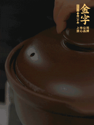 雞、火腿、姜片一起放入砂鍋中，大火轉小火燉2小時。