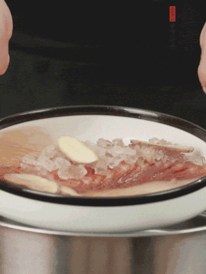 置于盤中，加冰糖100g、黃酒100g、水200g，上鍋蒸20分鐘。
