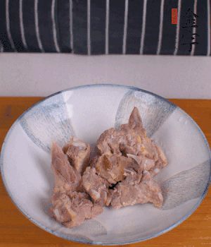 排骨加1勺黃酒、1勺蠔油、1勺玉米淀粉、1/4勺胡椒粉腌制半小時。