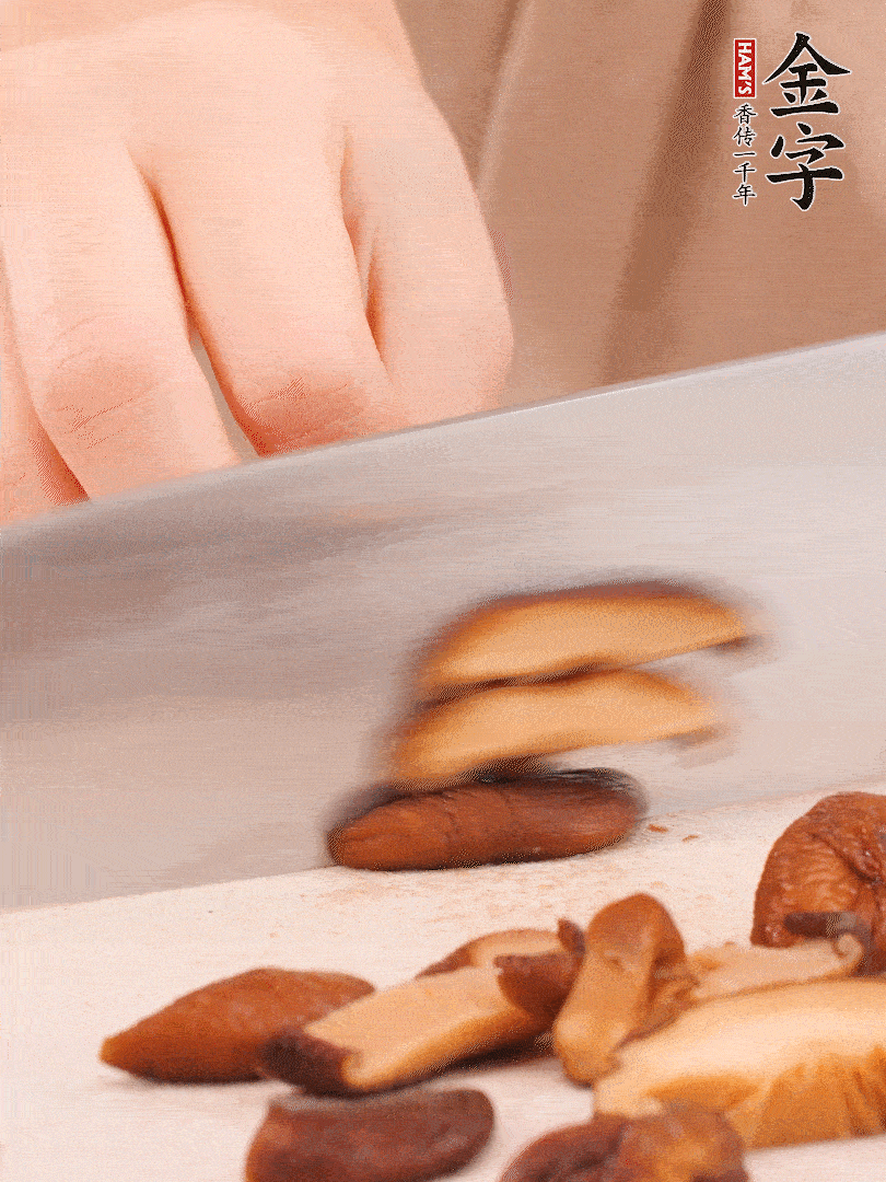 干香菇泡發，切成小塊。