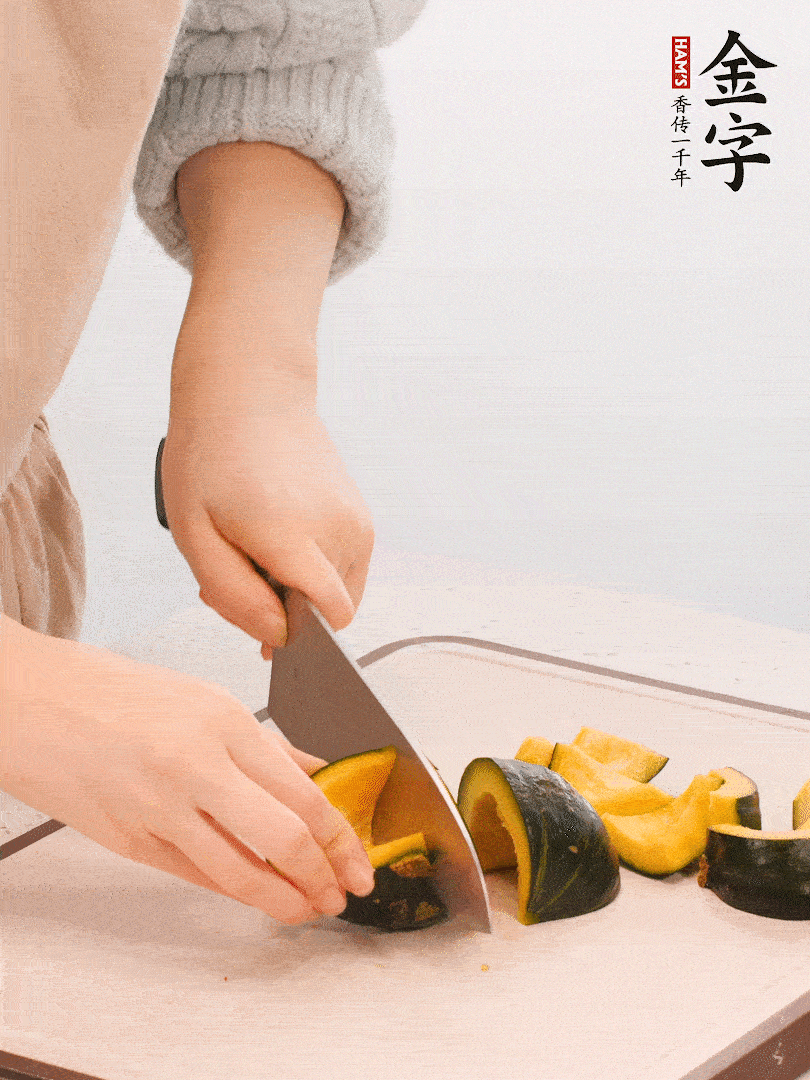 貝貝南瓜切小塊，生姜切成姜絲。