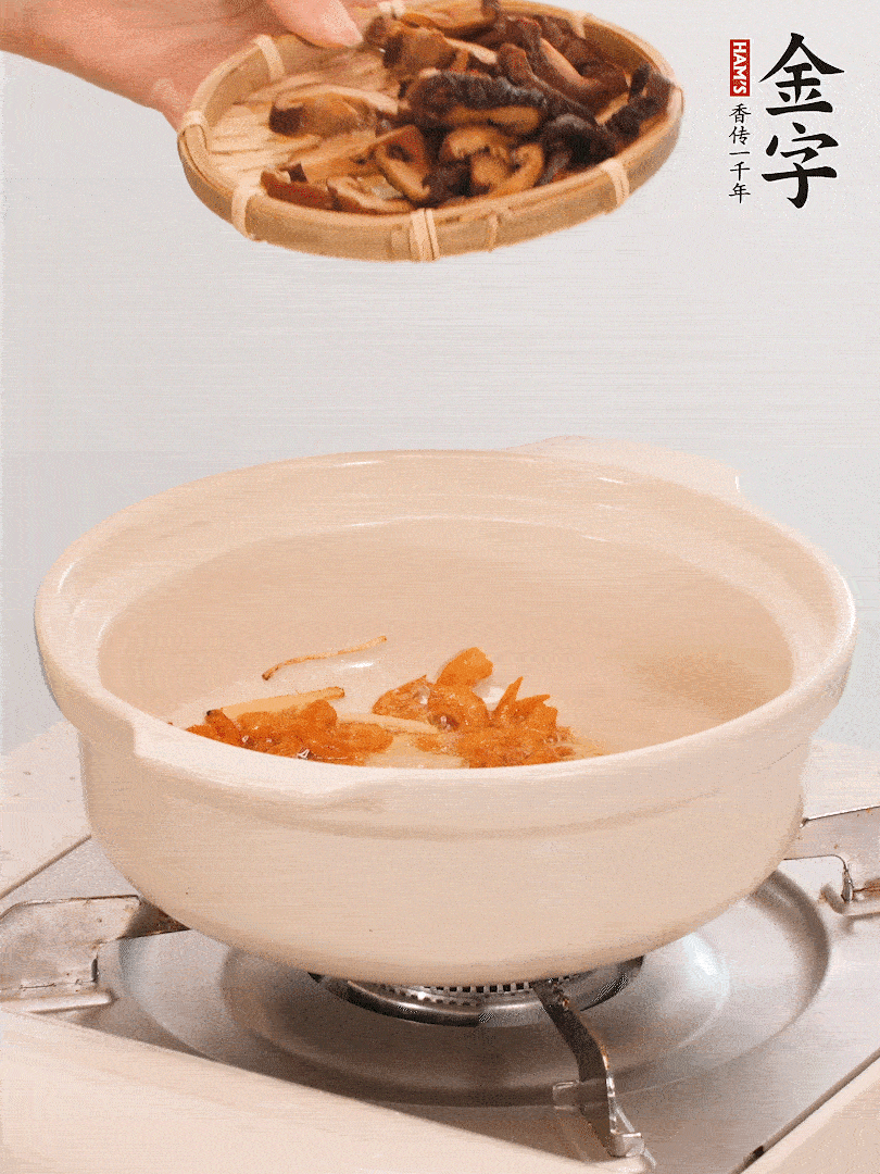 砂鍋倒入少許油，放入姜絲、海米小火煸香；再放入香腸、南瓜、干香菇一起翻炒2分鐘。